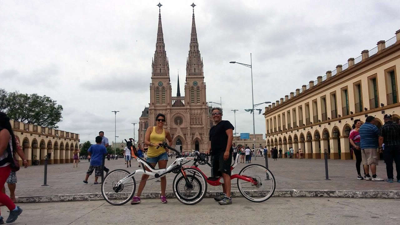 Joela Parisi y Luciano López Fuente en Luján con sus Hi-Bent